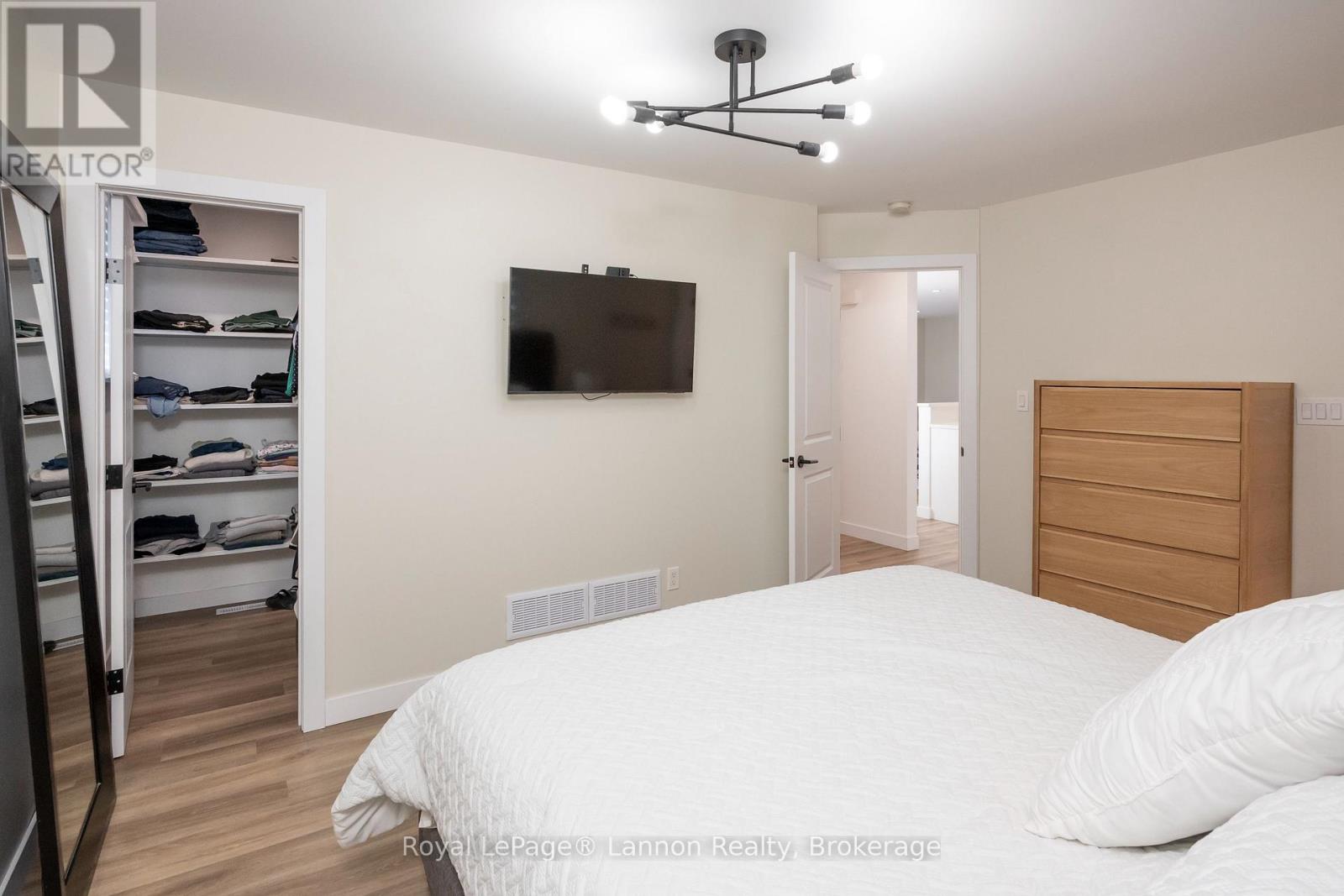 524 Wiltshire Crescent Property Photo 15