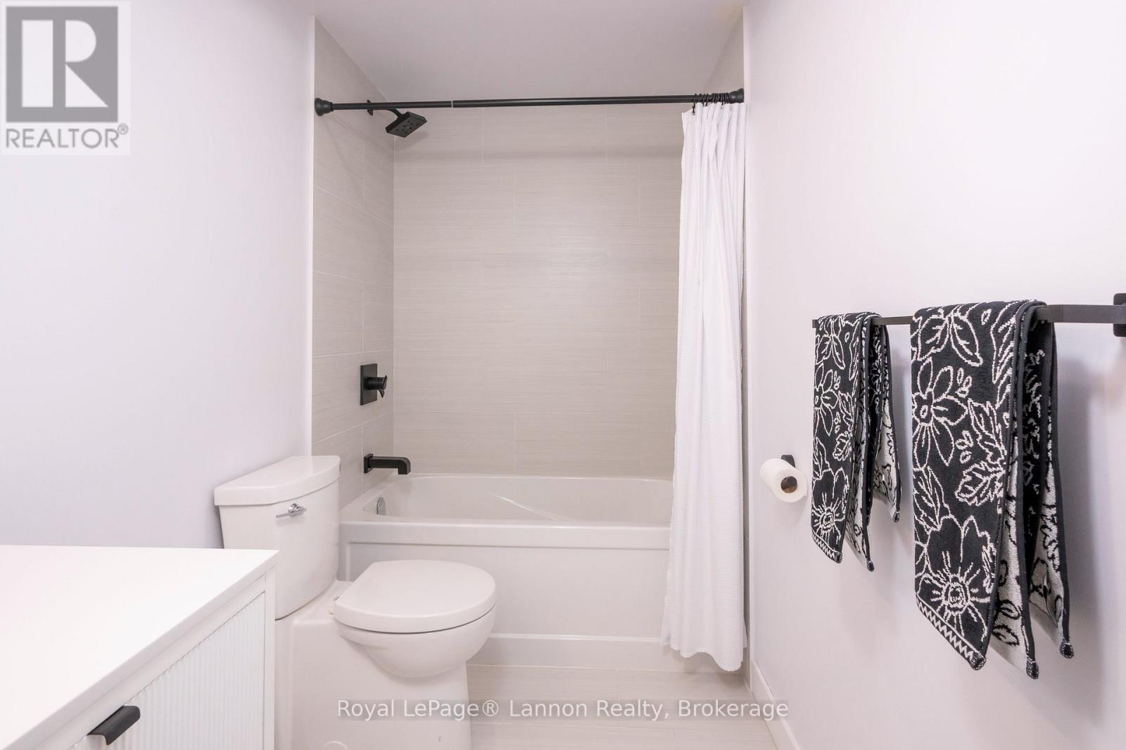 524 Wiltshire Crescent Property Photo 22