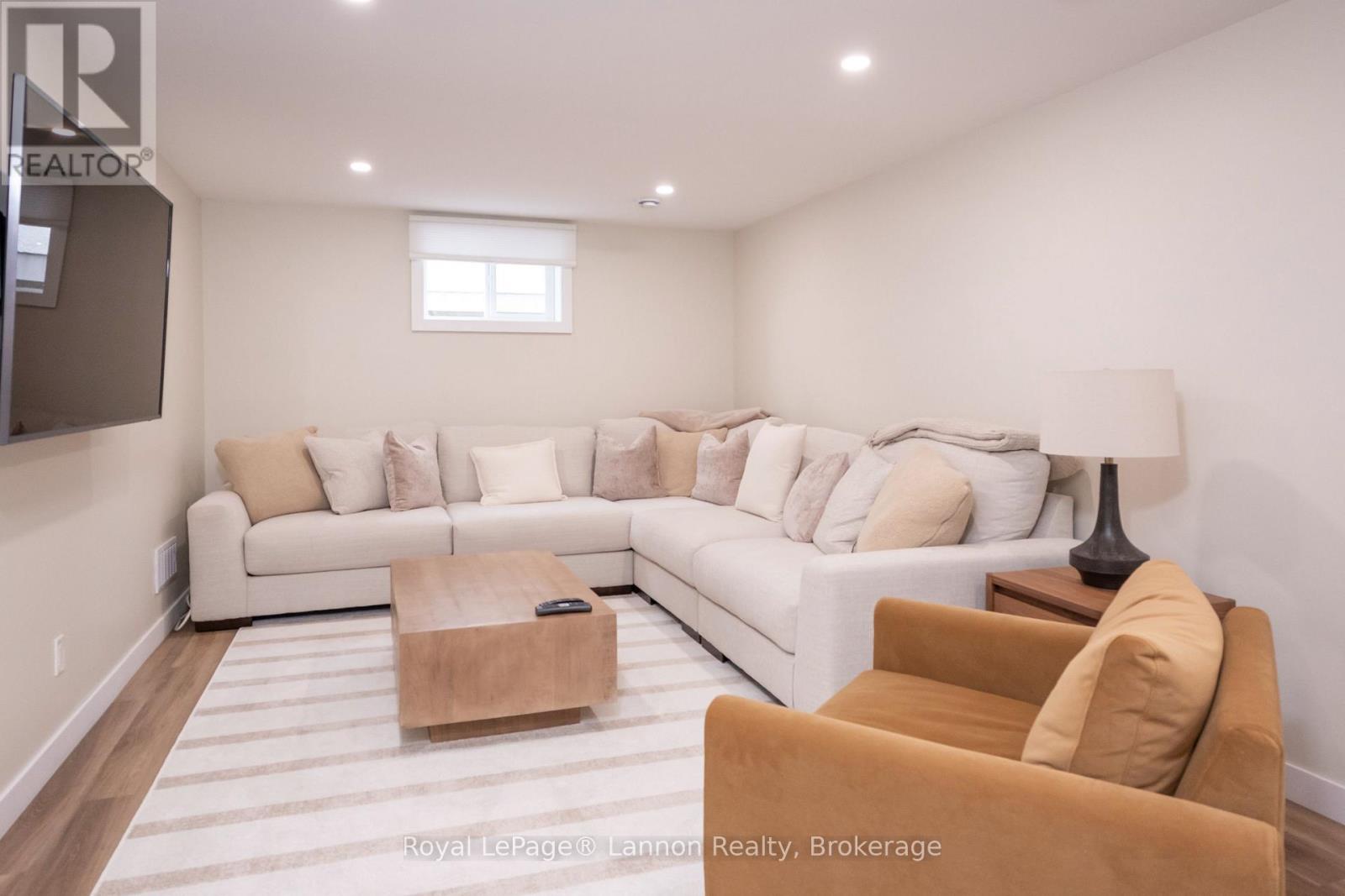 524 Wiltshire Crescent Property Photo 28