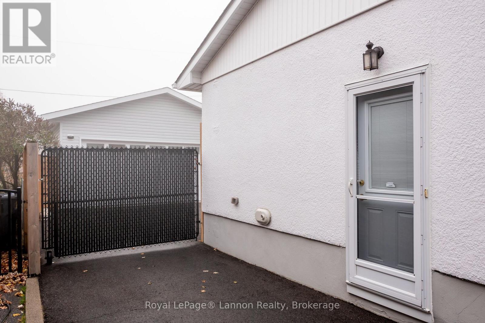524 Wiltshire Crescent Property Photo 32
