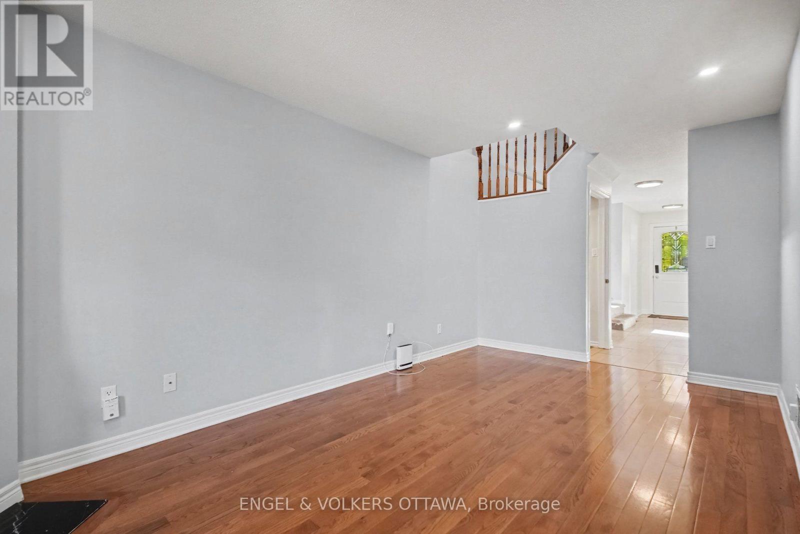 29 Woodbury Crescent Property Photo 5