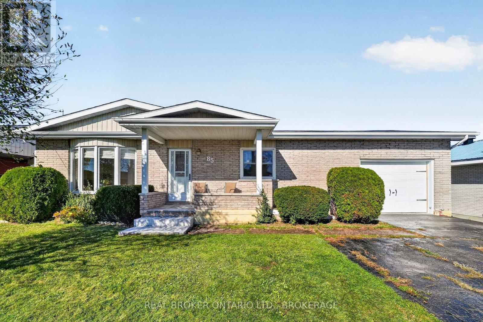 85 Victoria Street W Property Photo 1