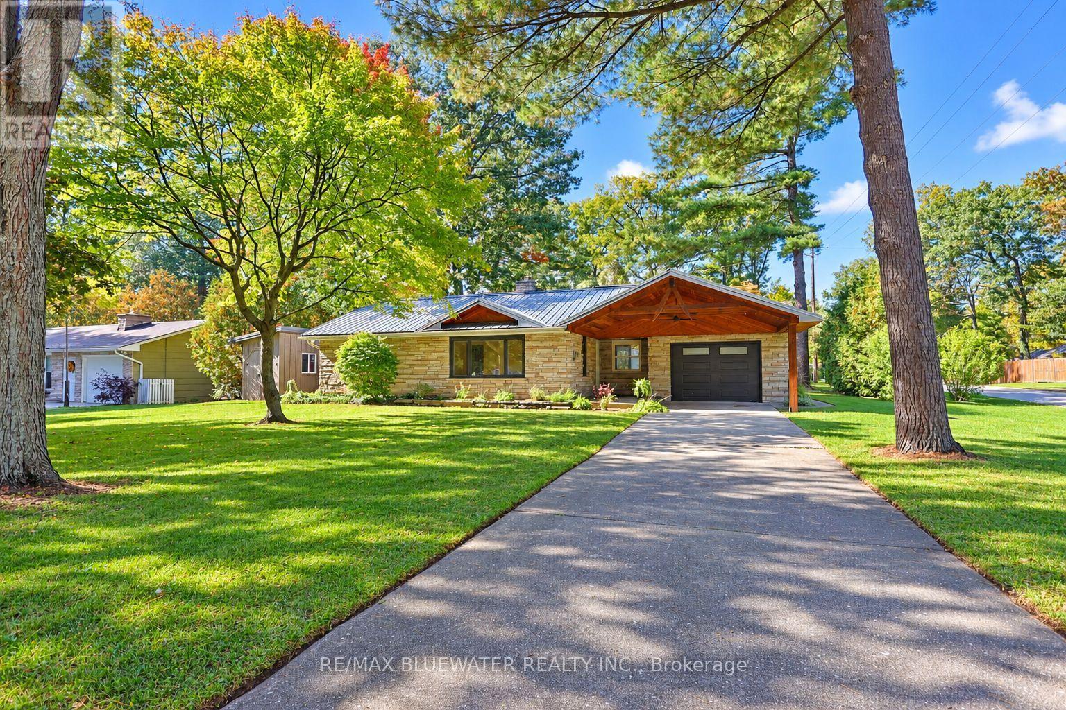 10138 Edmonds Boulevard Property Photo 1
