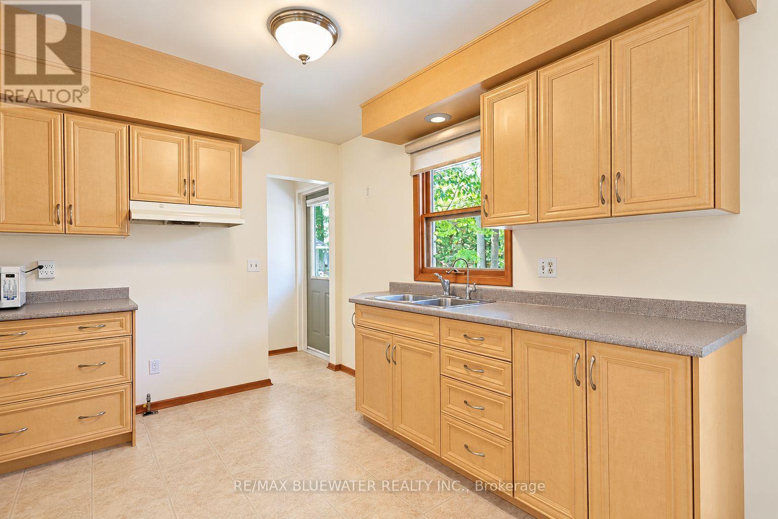 10138 Edmonds Boulevard Property Photo 3