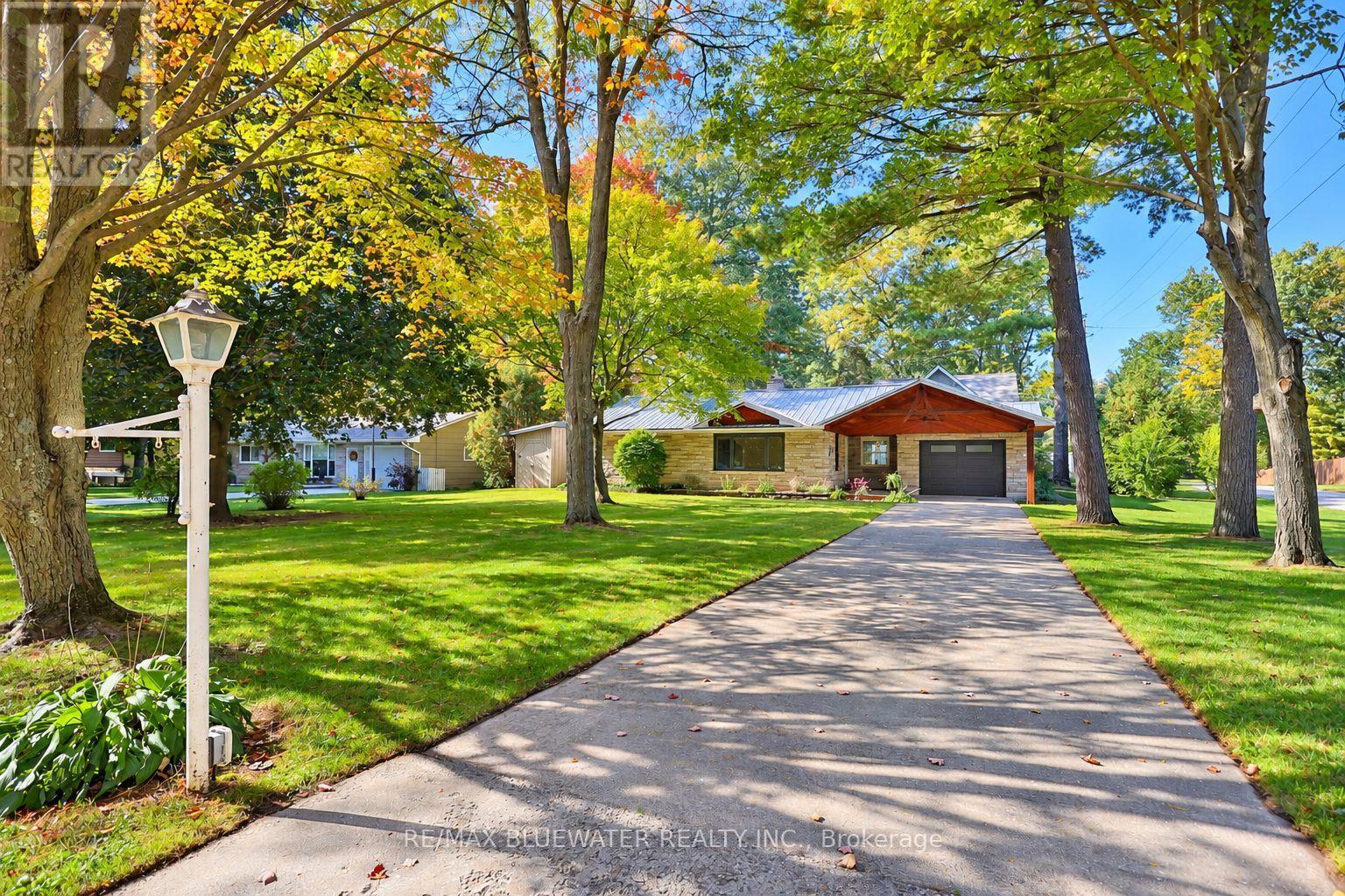 10138 Edmonds Boulevard Property Photo 6