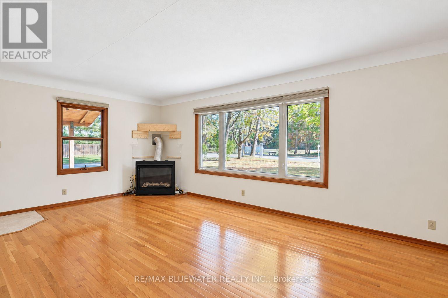 10138 Edmonds Boulevard Property Photo 9