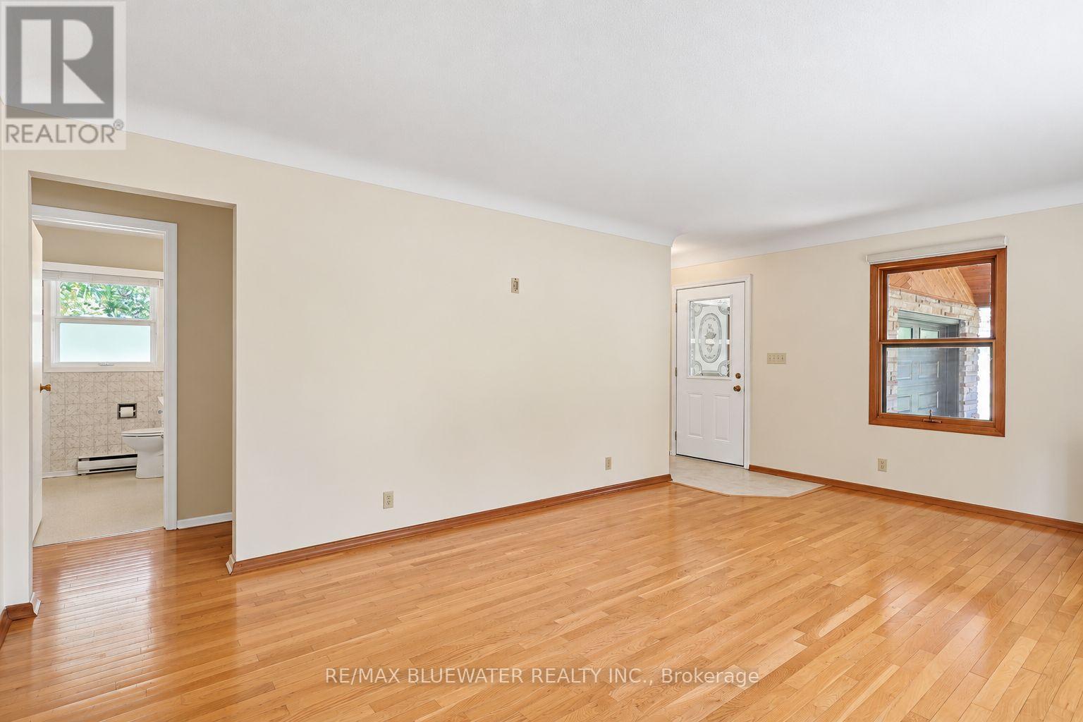 10138 Edmonds Boulevard Property Photo 10