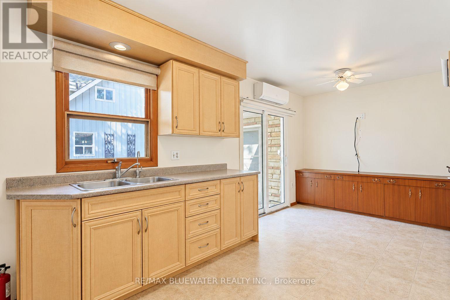 10138 Edmonds Boulevard Property Photo 11