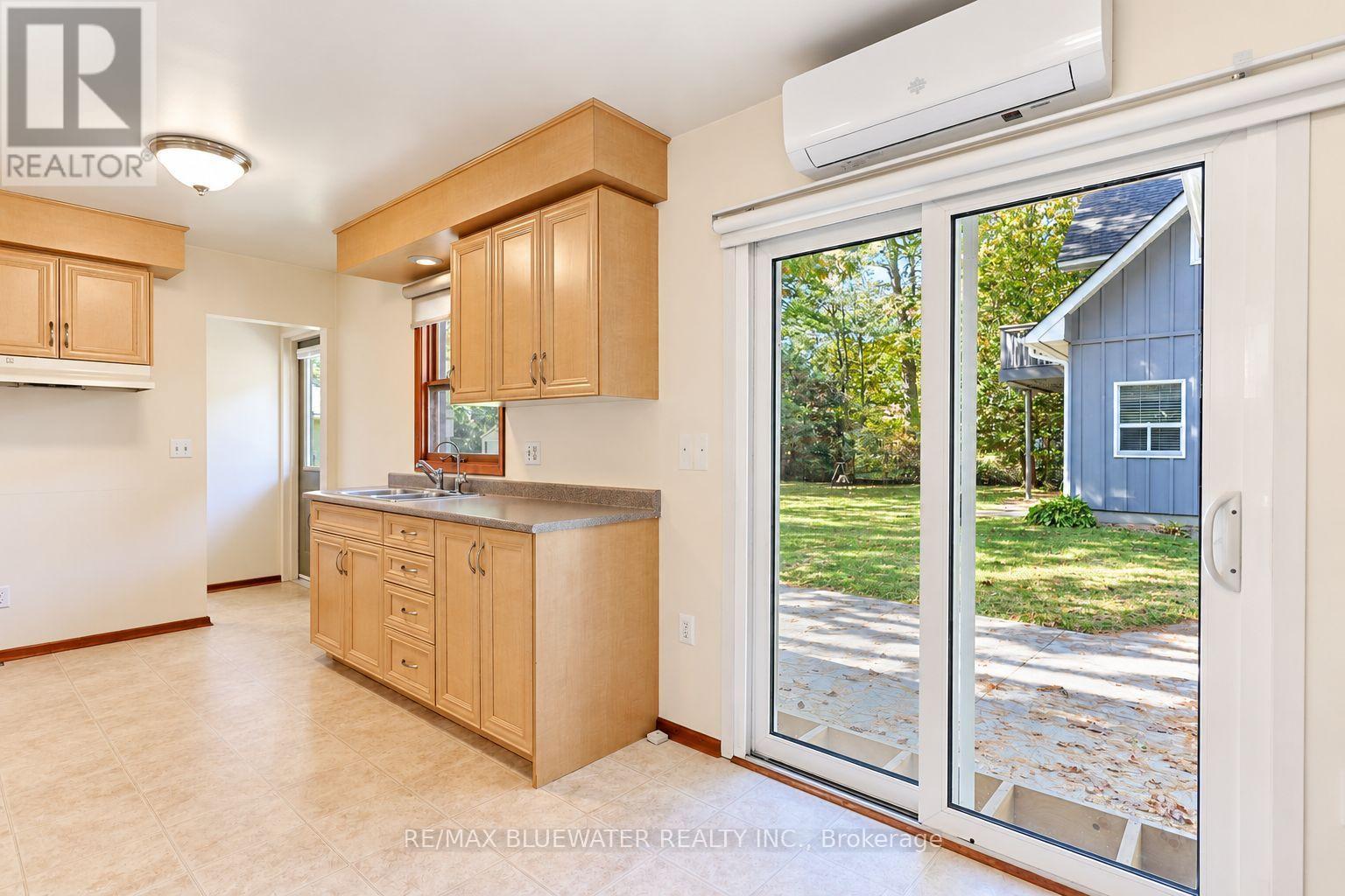 10138 Edmonds Boulevard Property Photo 12