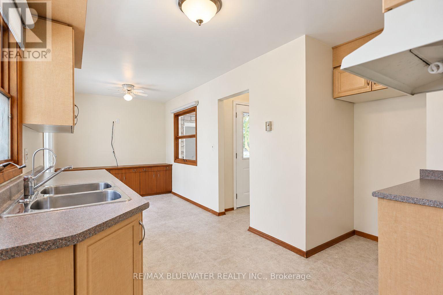 10138 Edmonds Boulevard Property Photo 13
