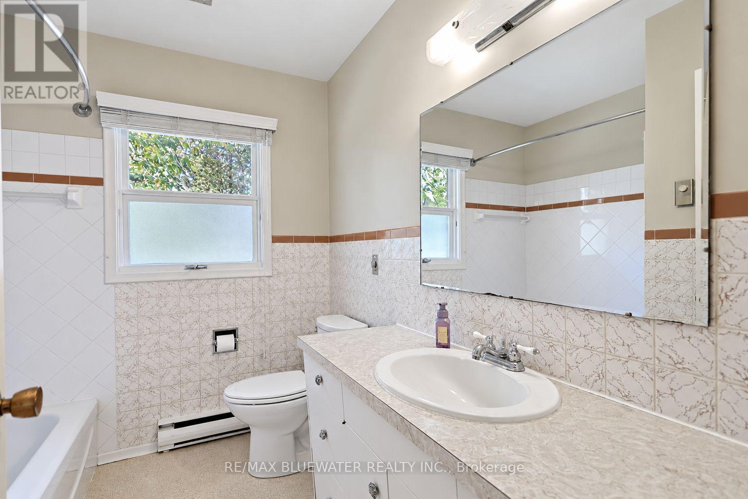 10138 Edmonds Boulevard Property Photo 17