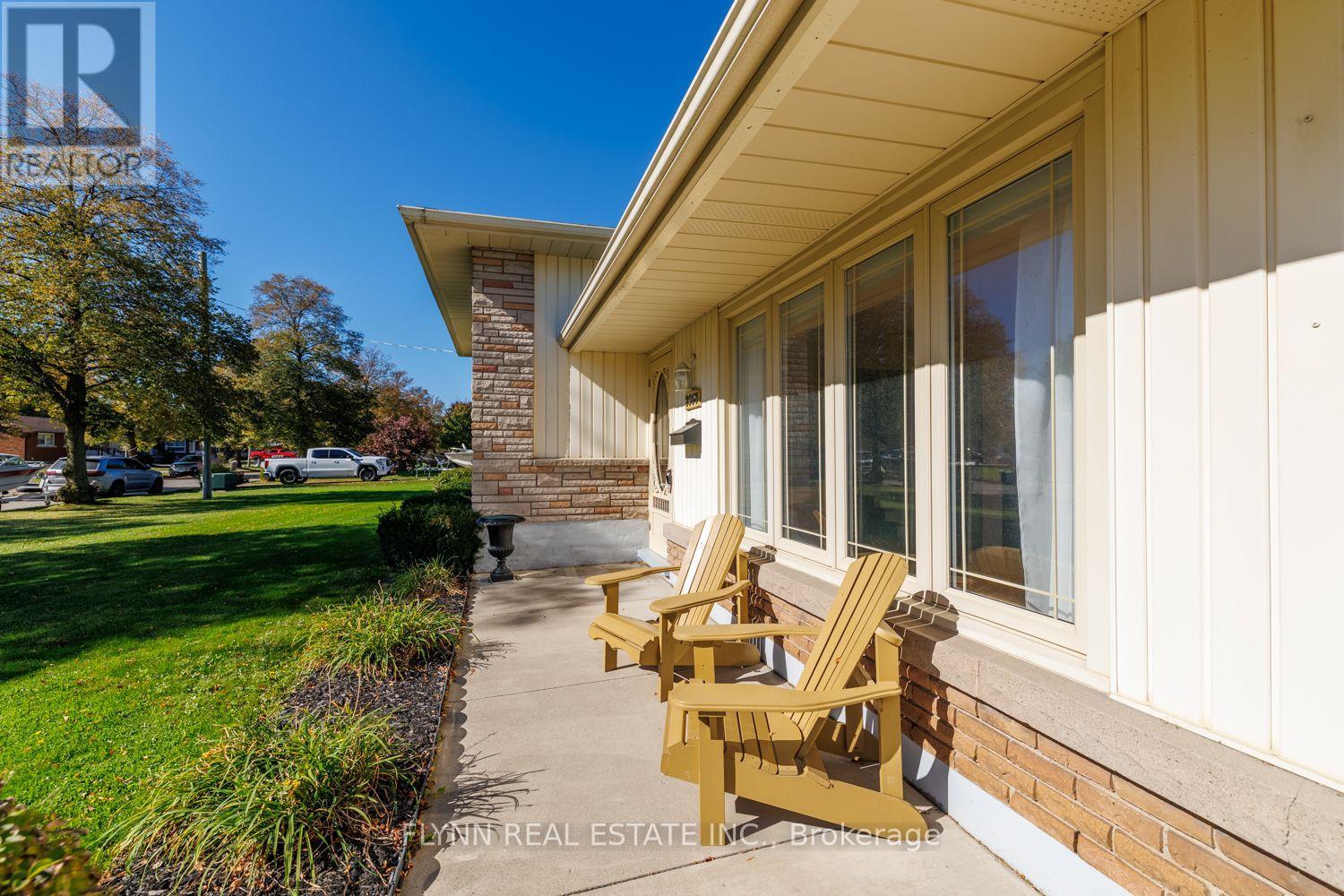 8968 Banting Avenue Property Photo 2