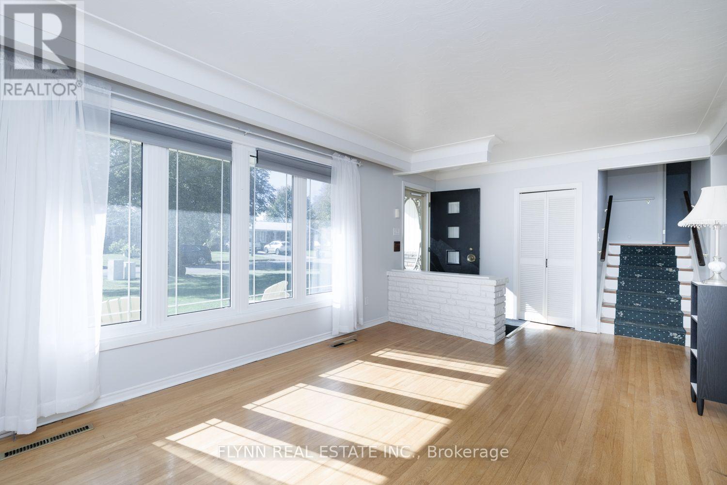 8968 Banting Avenue Property Photo 6