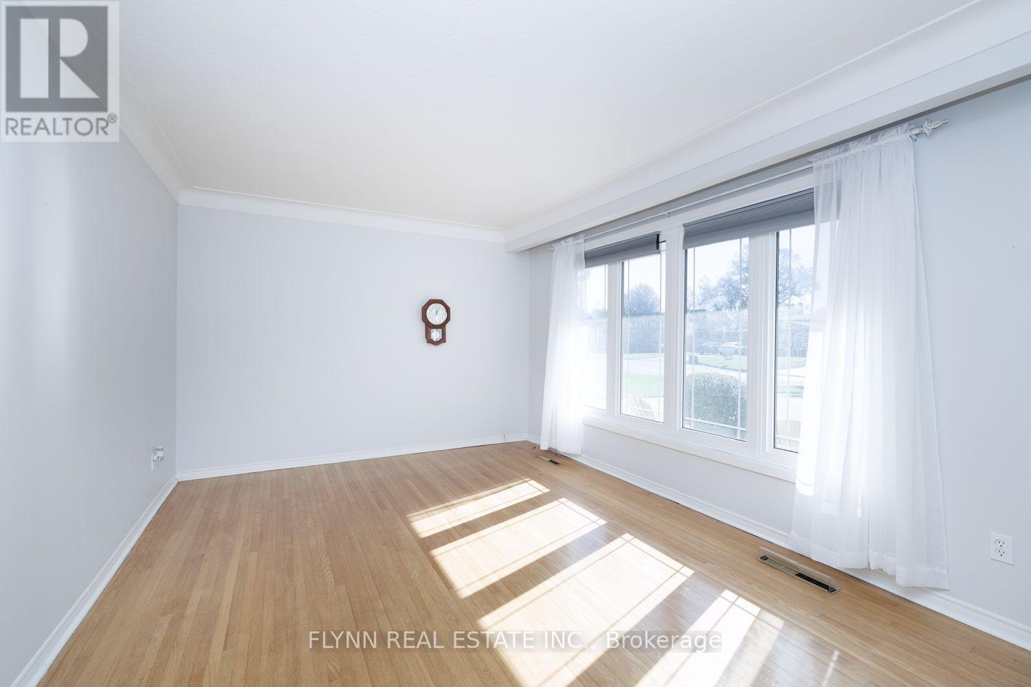 8968 Banting Avenue Property Photo 8