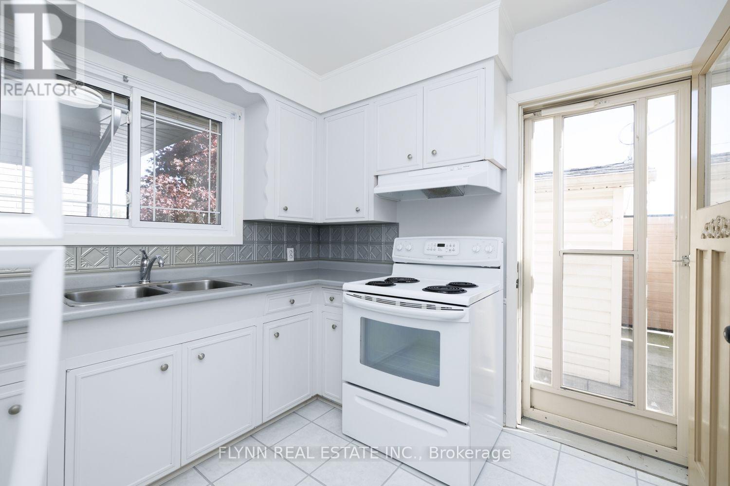 8968 Banting Avenue Property Photo 13
