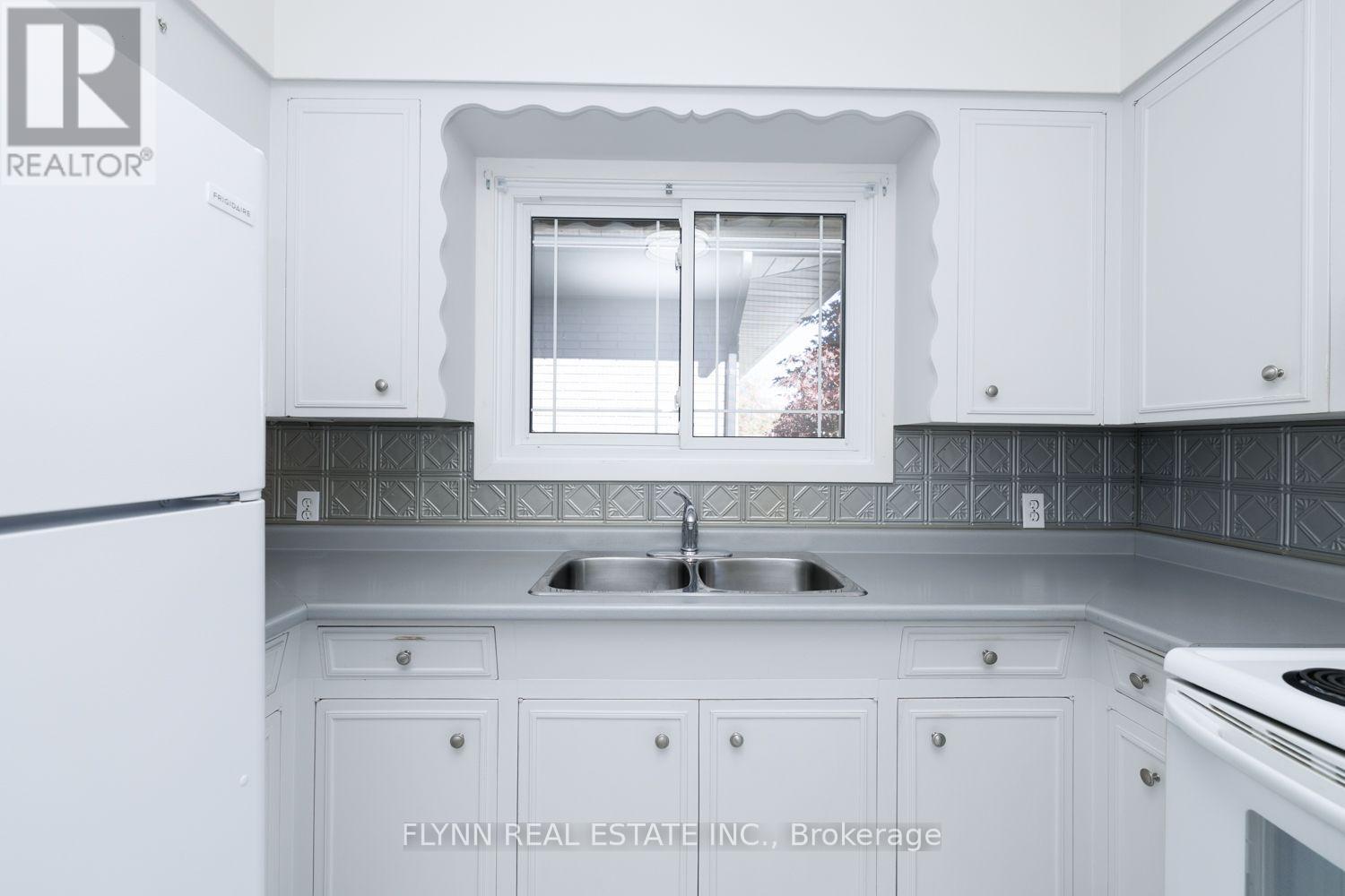 8968 Banting Avenue Property Photo 14