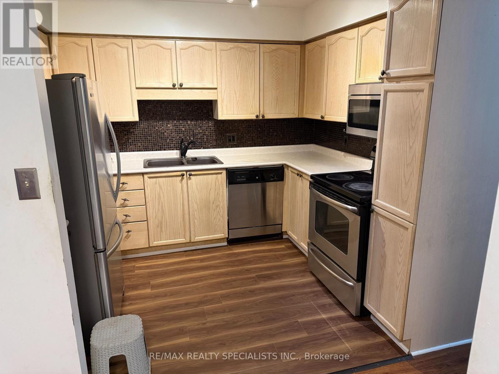 208 - 2 Walnut Street Property Photo 8