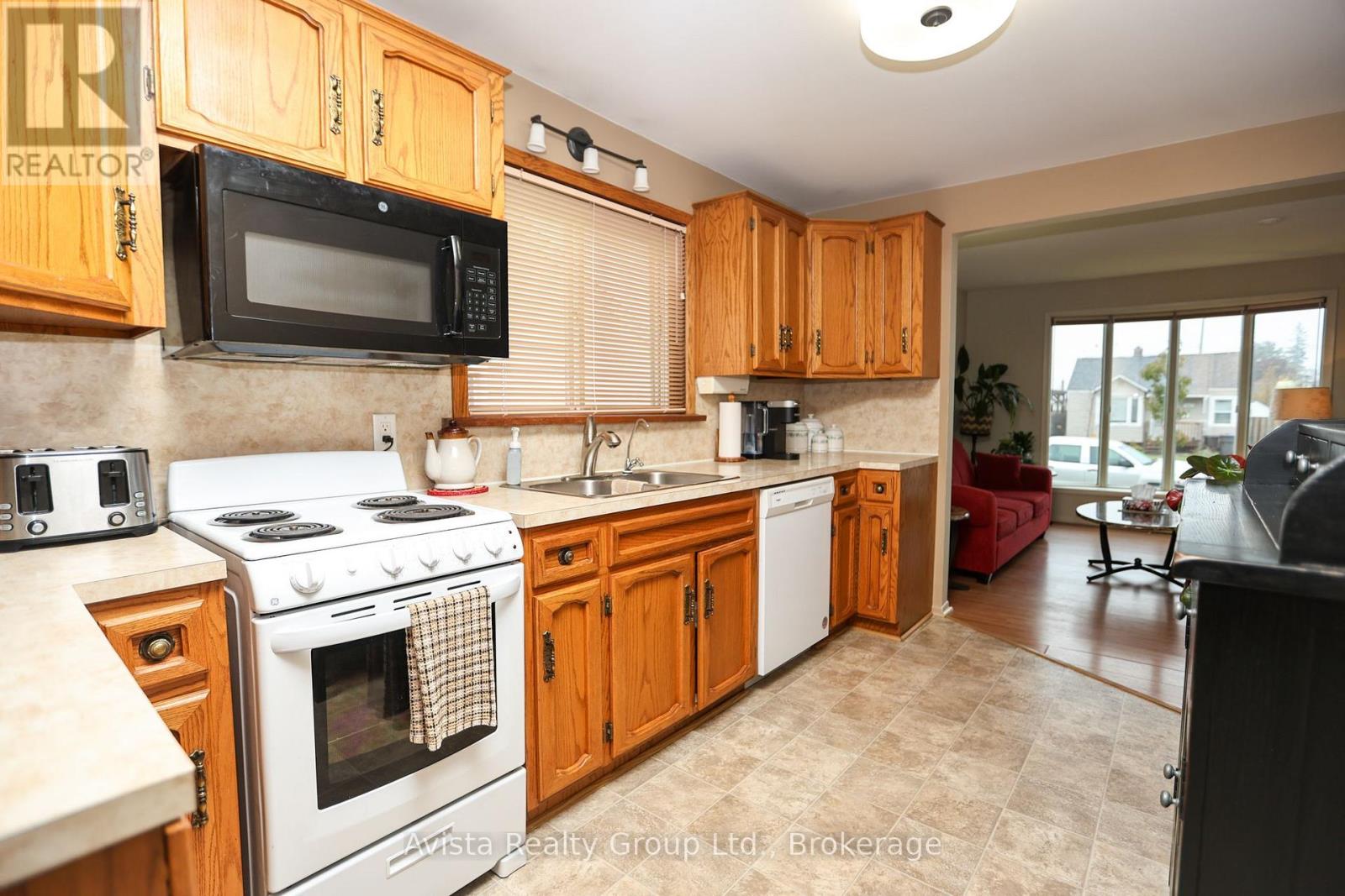 426 Christina Street E Property Photo 5