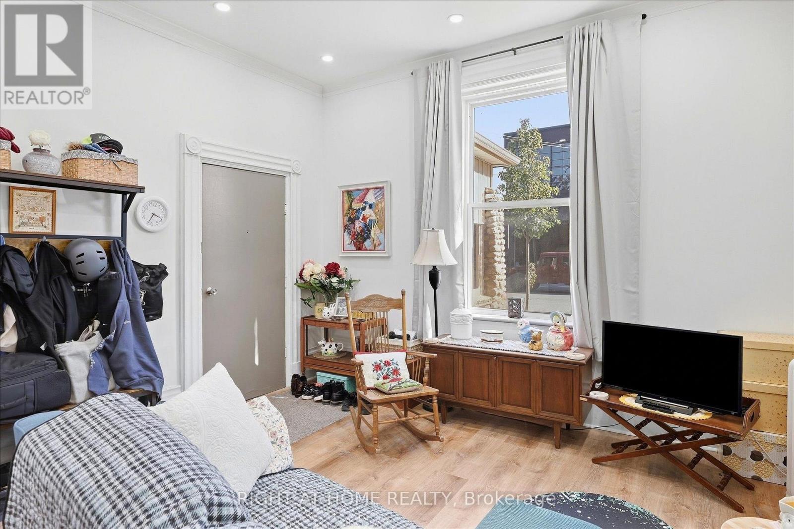 42 Wellington Street Property Photo 9