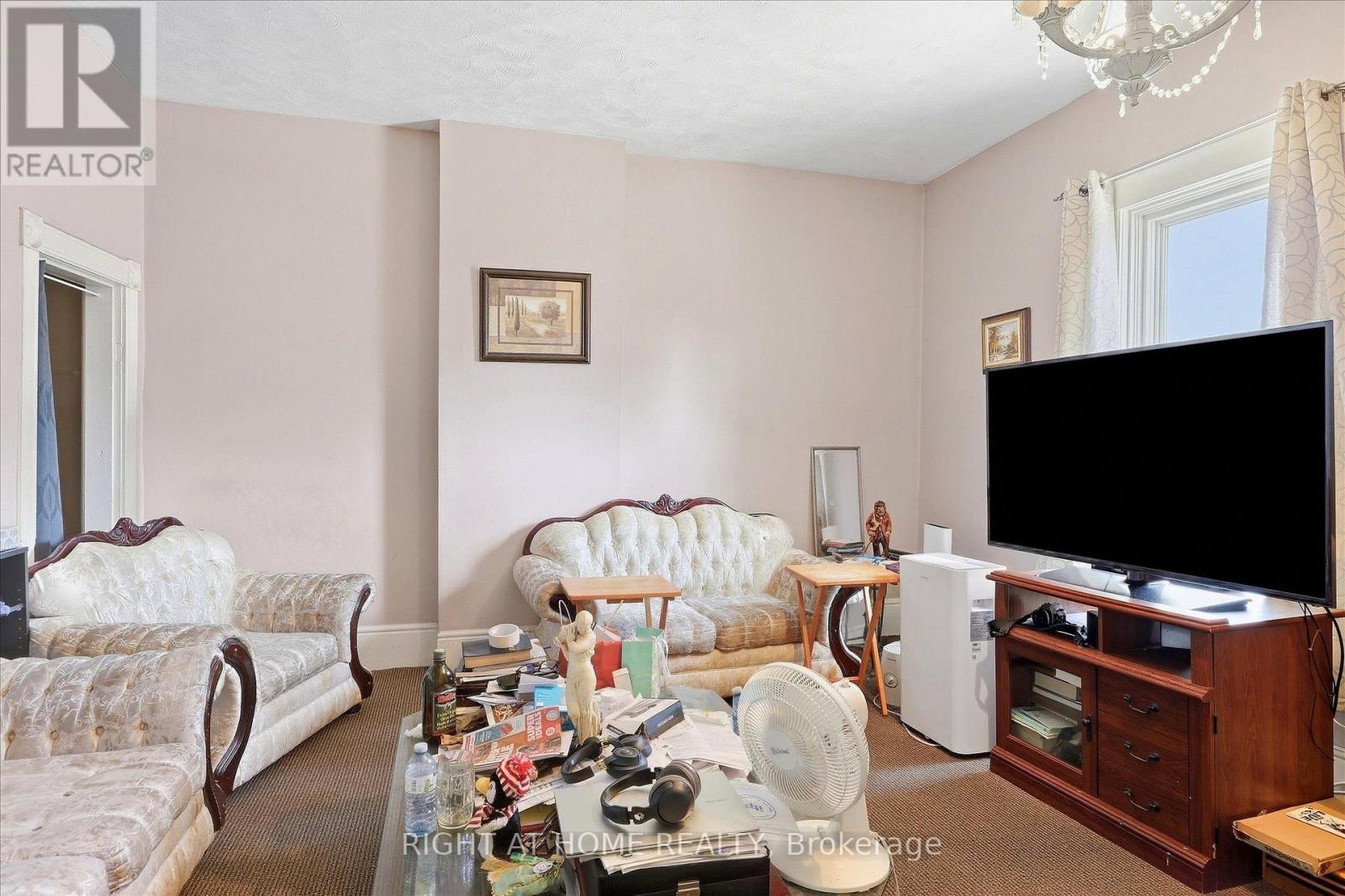 42 Wellington Street Property Photo 13