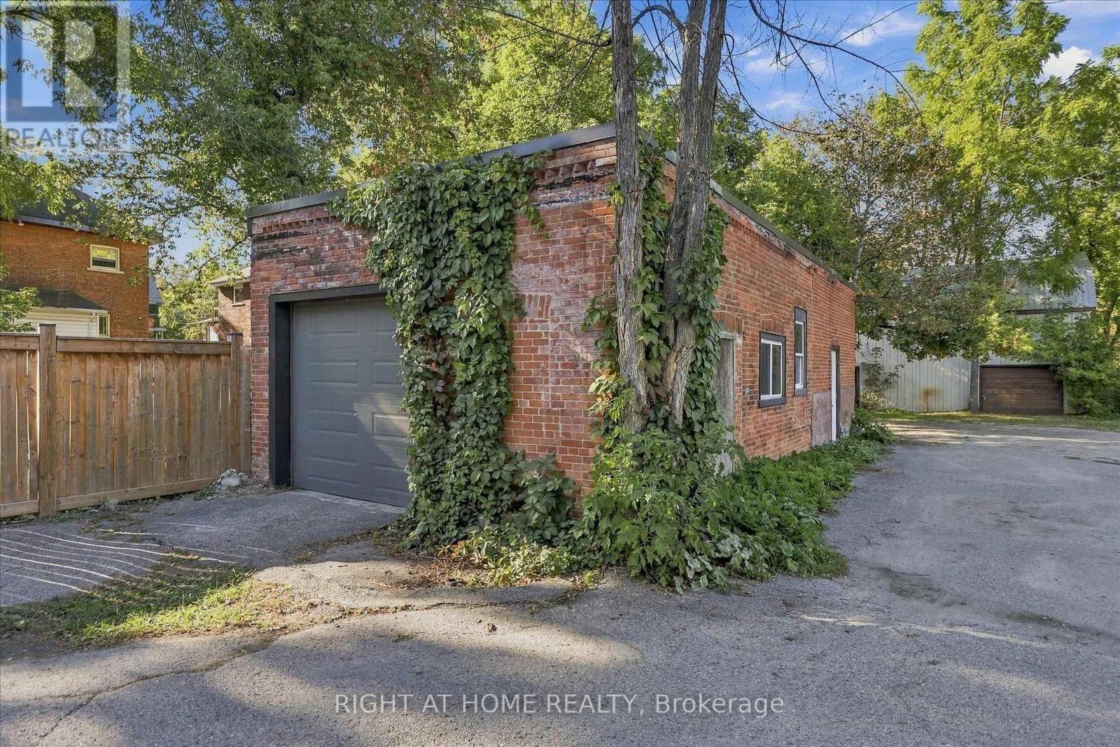 42 Wellington Street Property Photo 24
