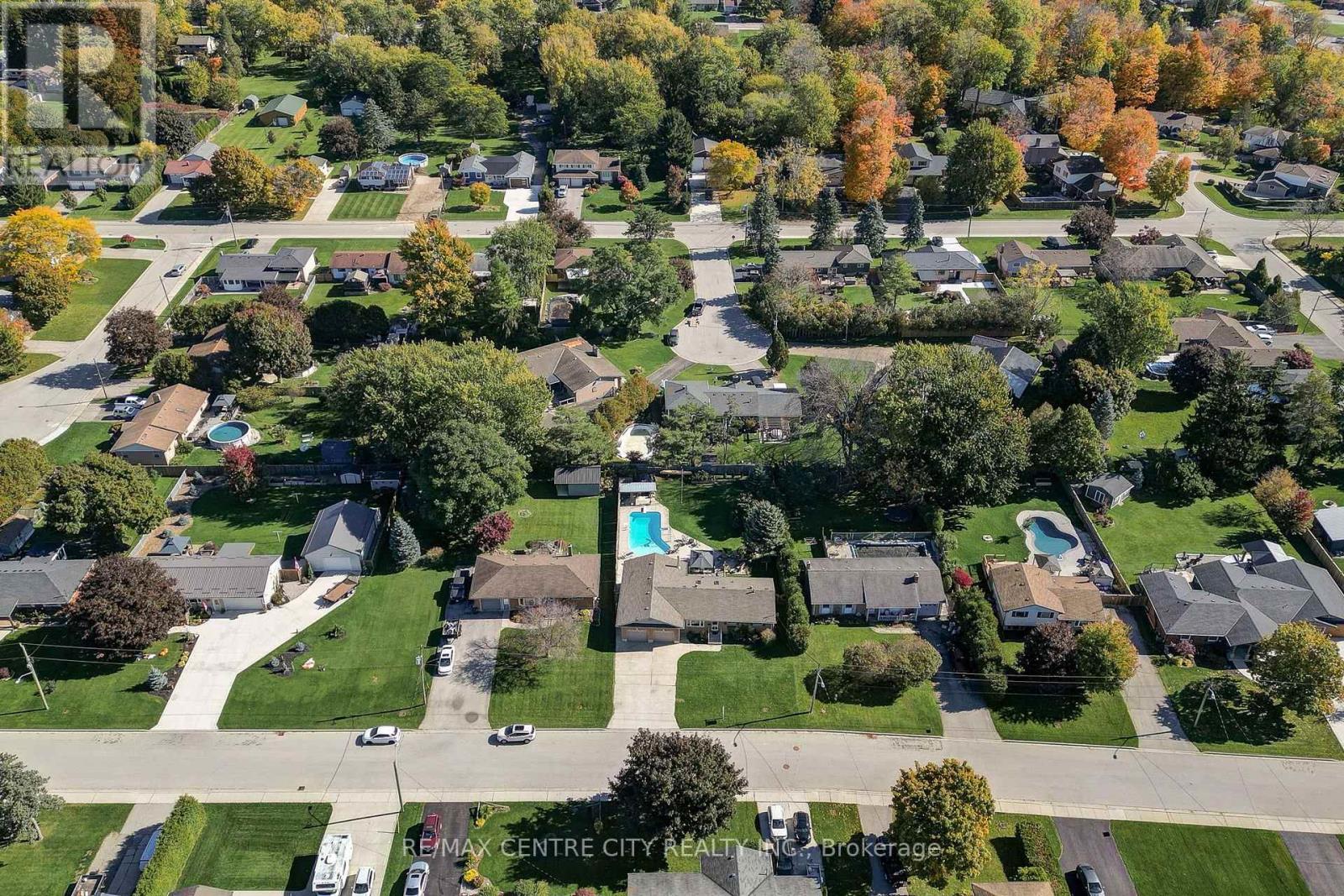 68 Lois Avenue Property Photo 3