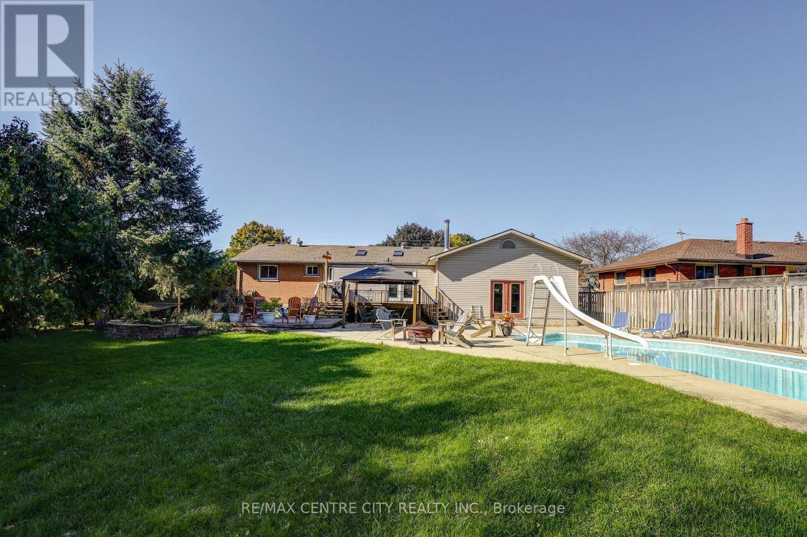 68 Lois Avenue Property Photo 6