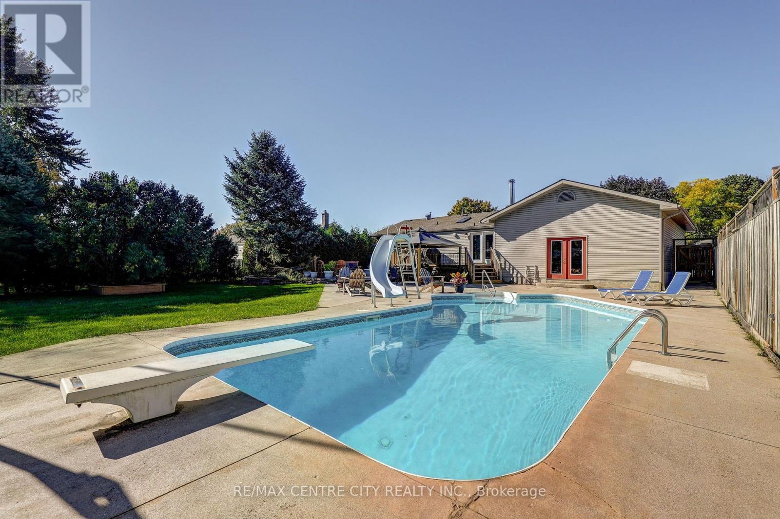 68 Lois Avenue Property Photo 12