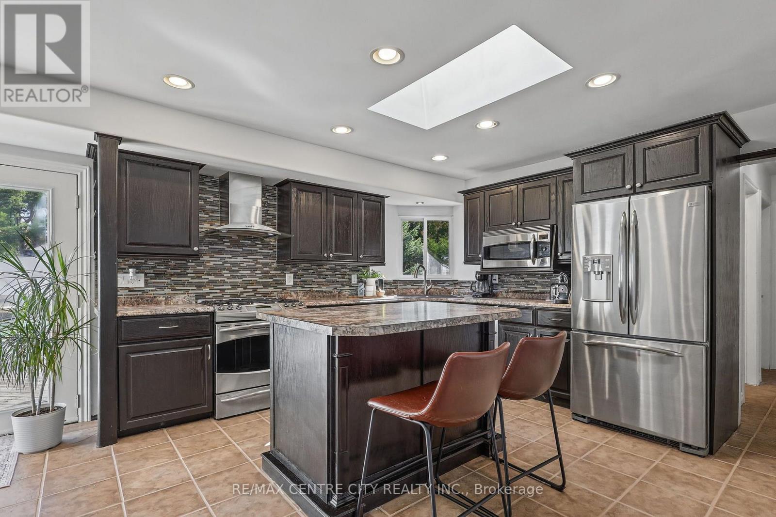 68 Lois Avenue Property Photo 24