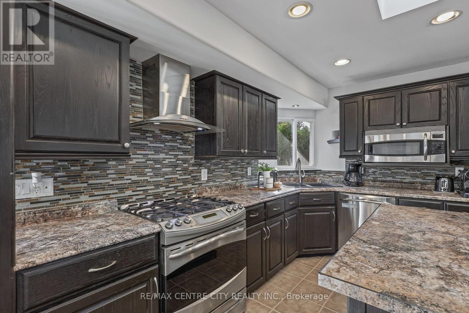 68 Lois Avenue Property Photo 31