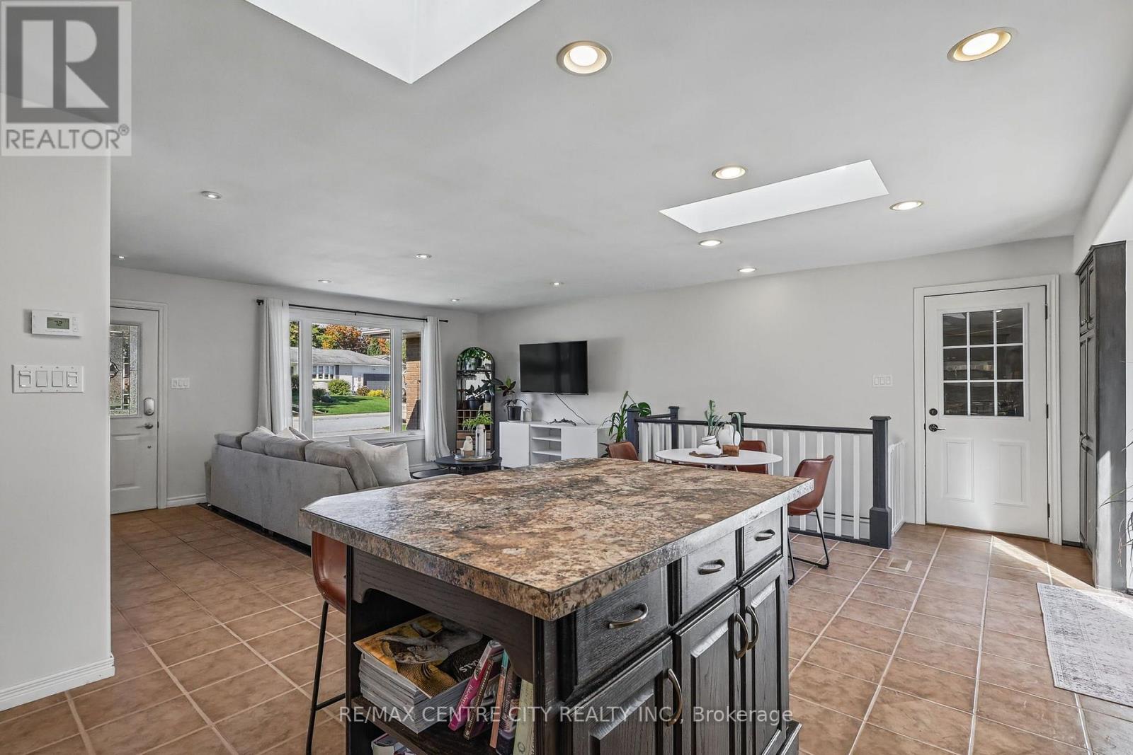68 Lois Avenue Property Photo 33