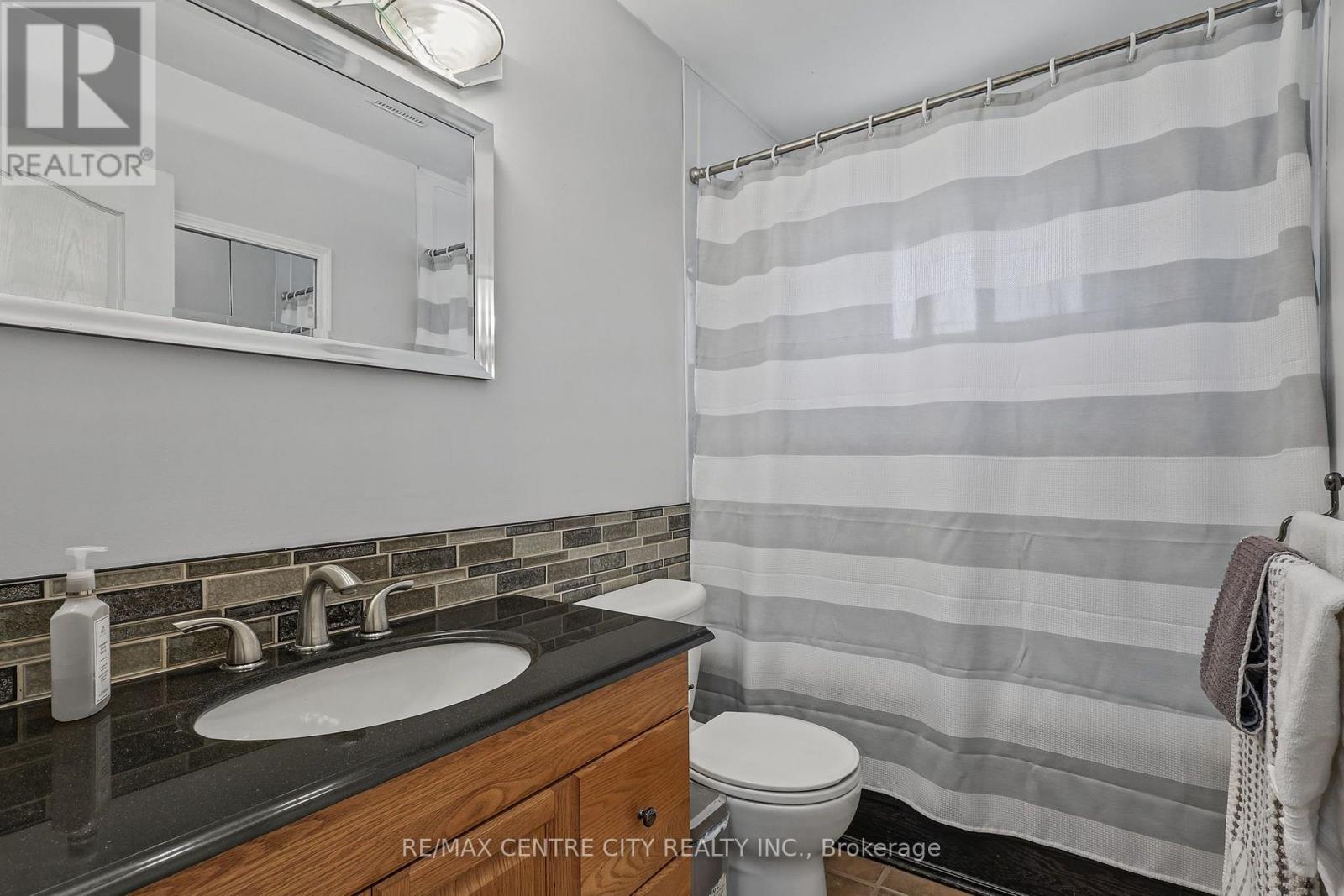 68 Lois Avenue Property Photo 40