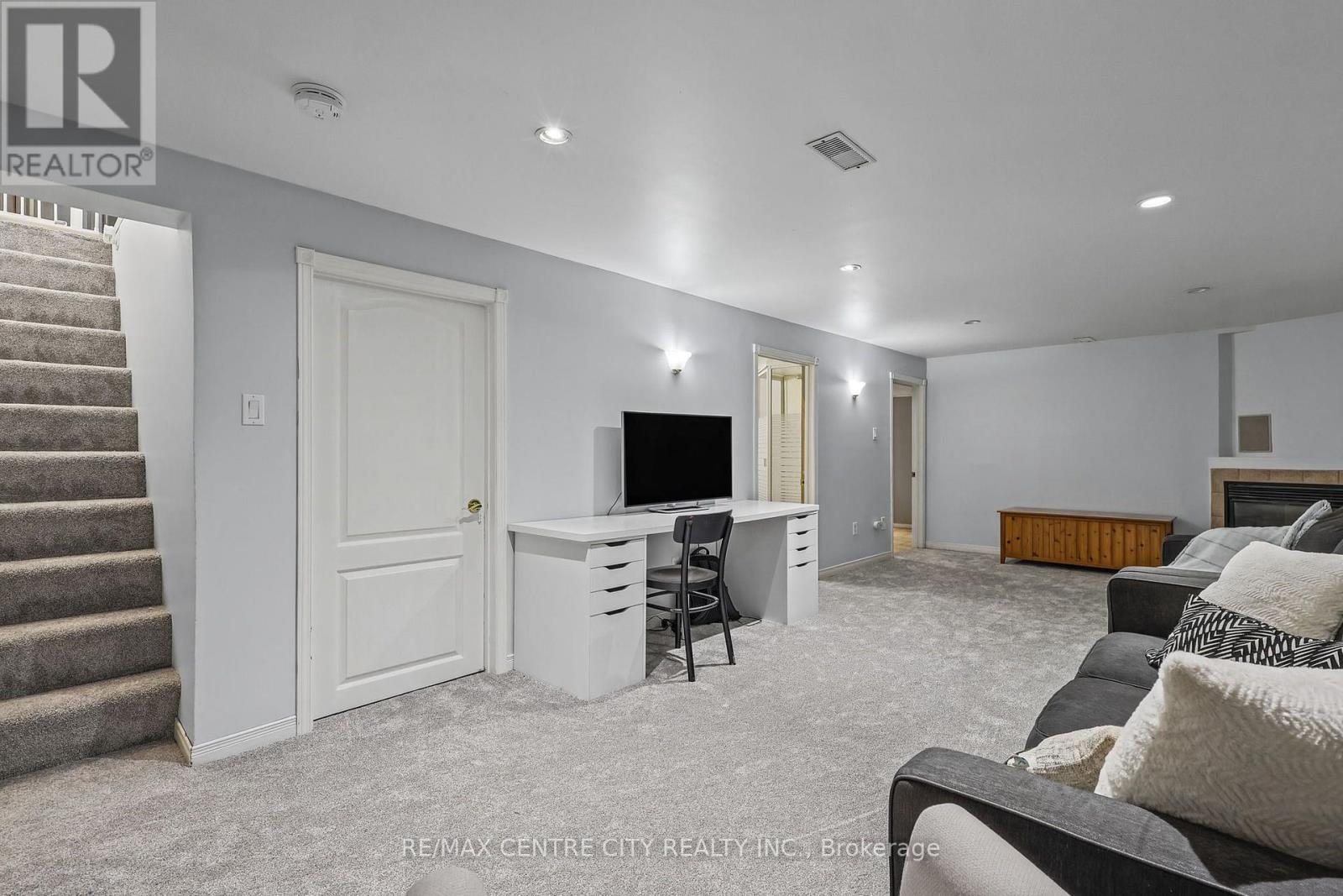 68 Lois Avenue Property Photo 41
