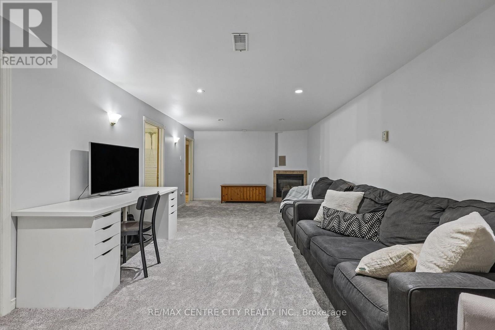 68 Lois Avenue Property Photo 42