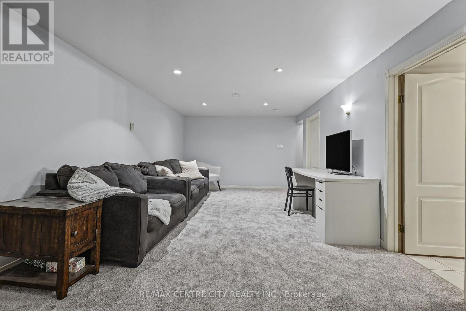68 Lois Avenue Property Photo 43