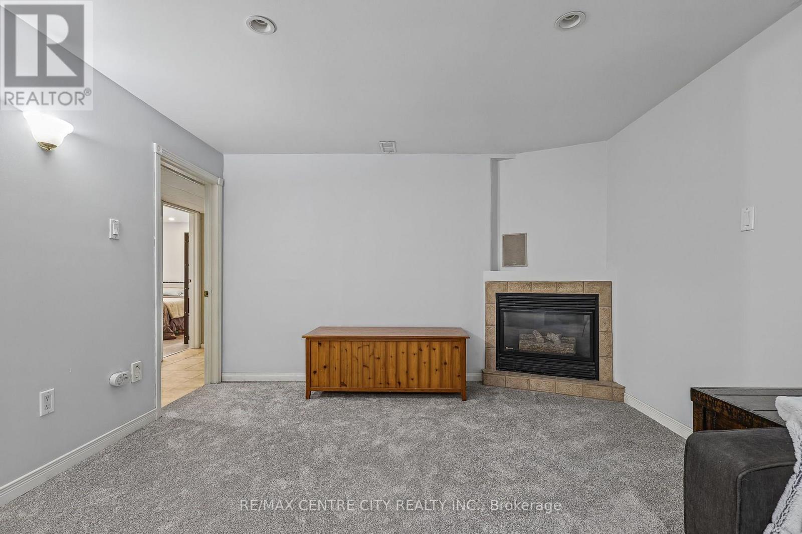 68 Lois Avenue Property Photo 44