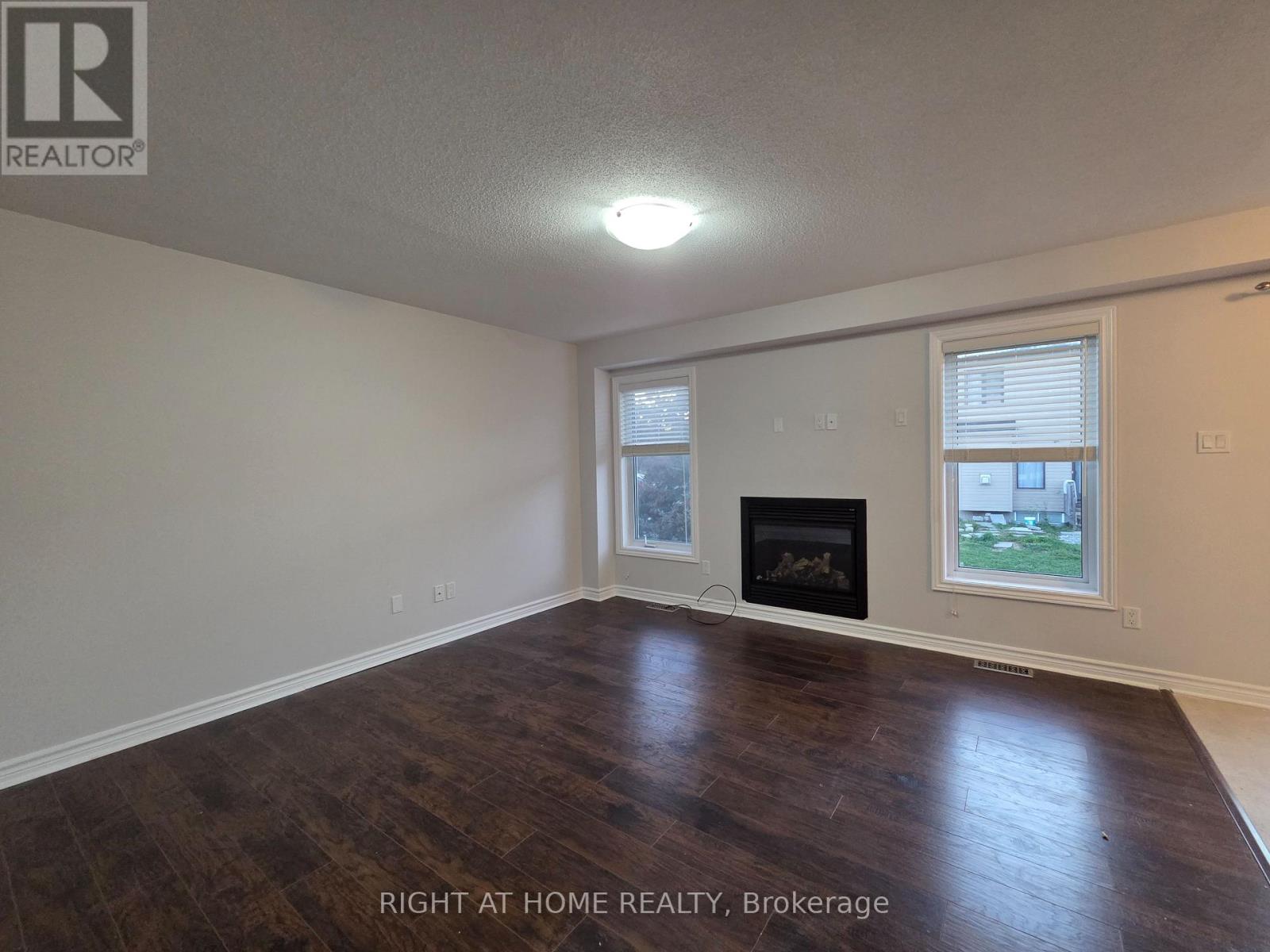229 Leamington Way Property Photo 5
