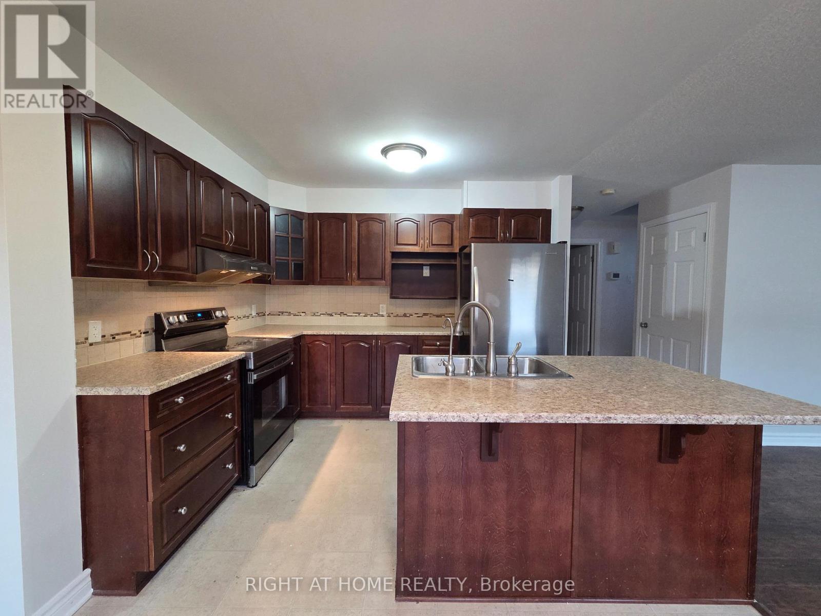 229 Leamington Way Property Photo 6