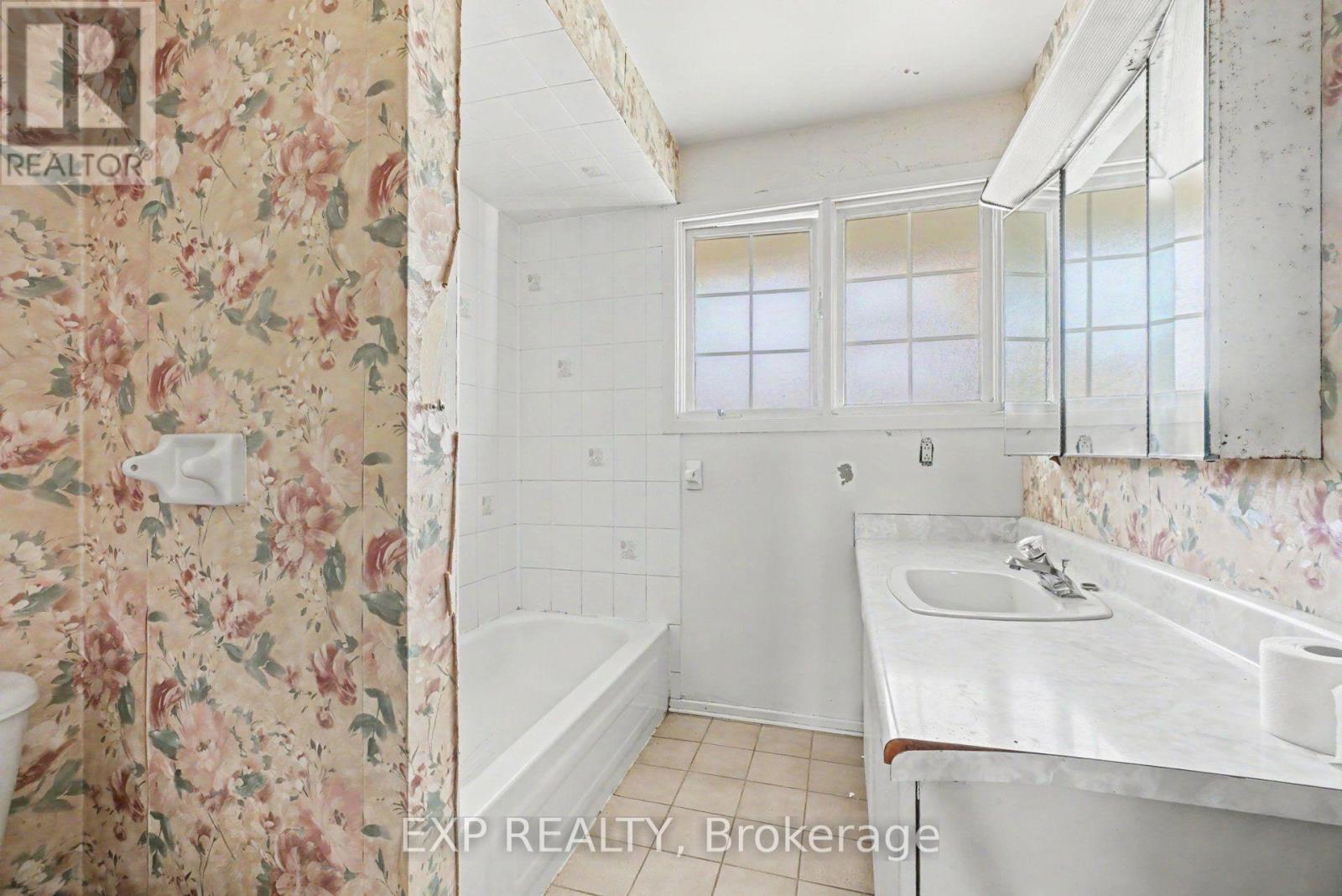 20 - 2300 Ogilvie Road Property Photo 8