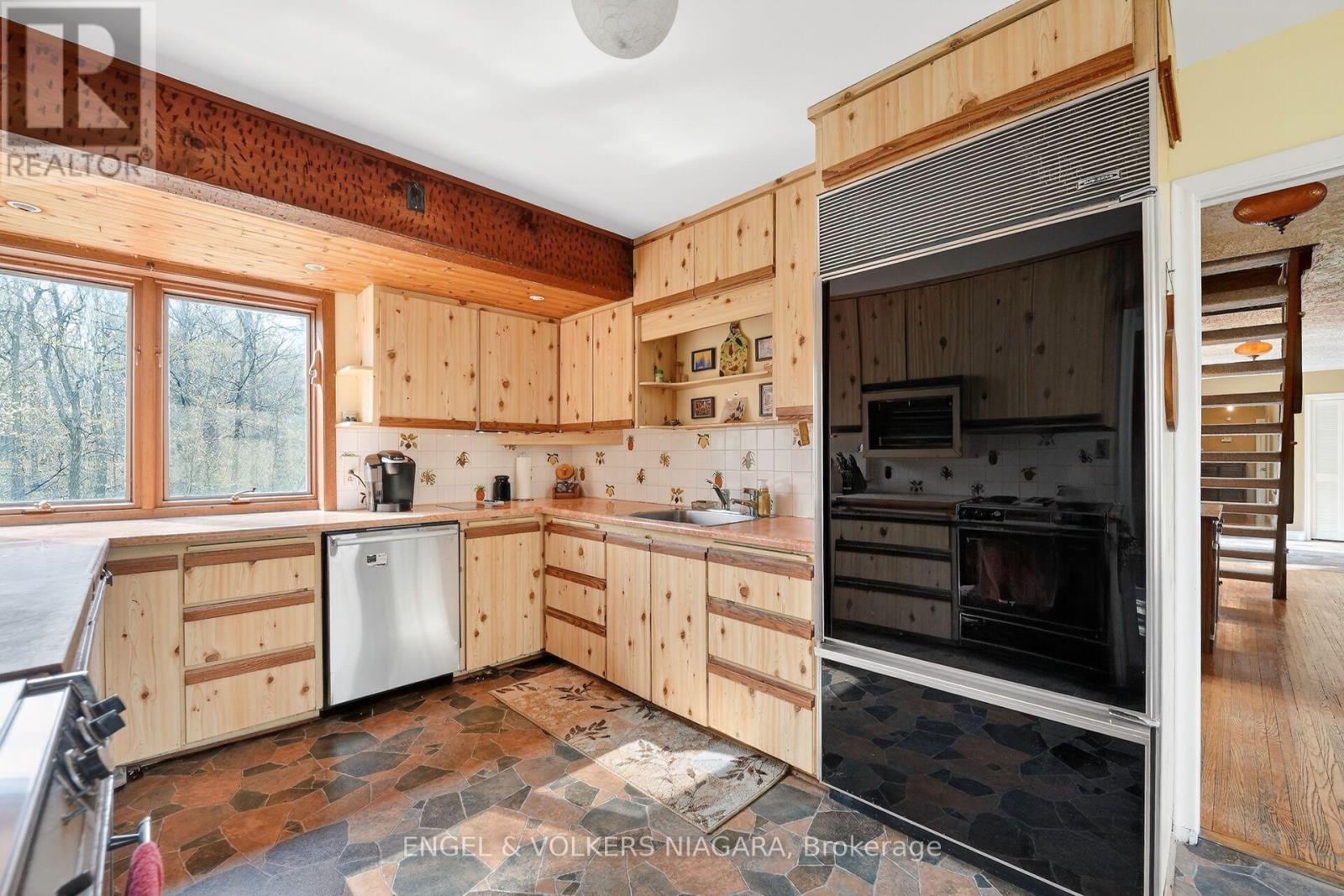 41 Park Road S Property Photo 11