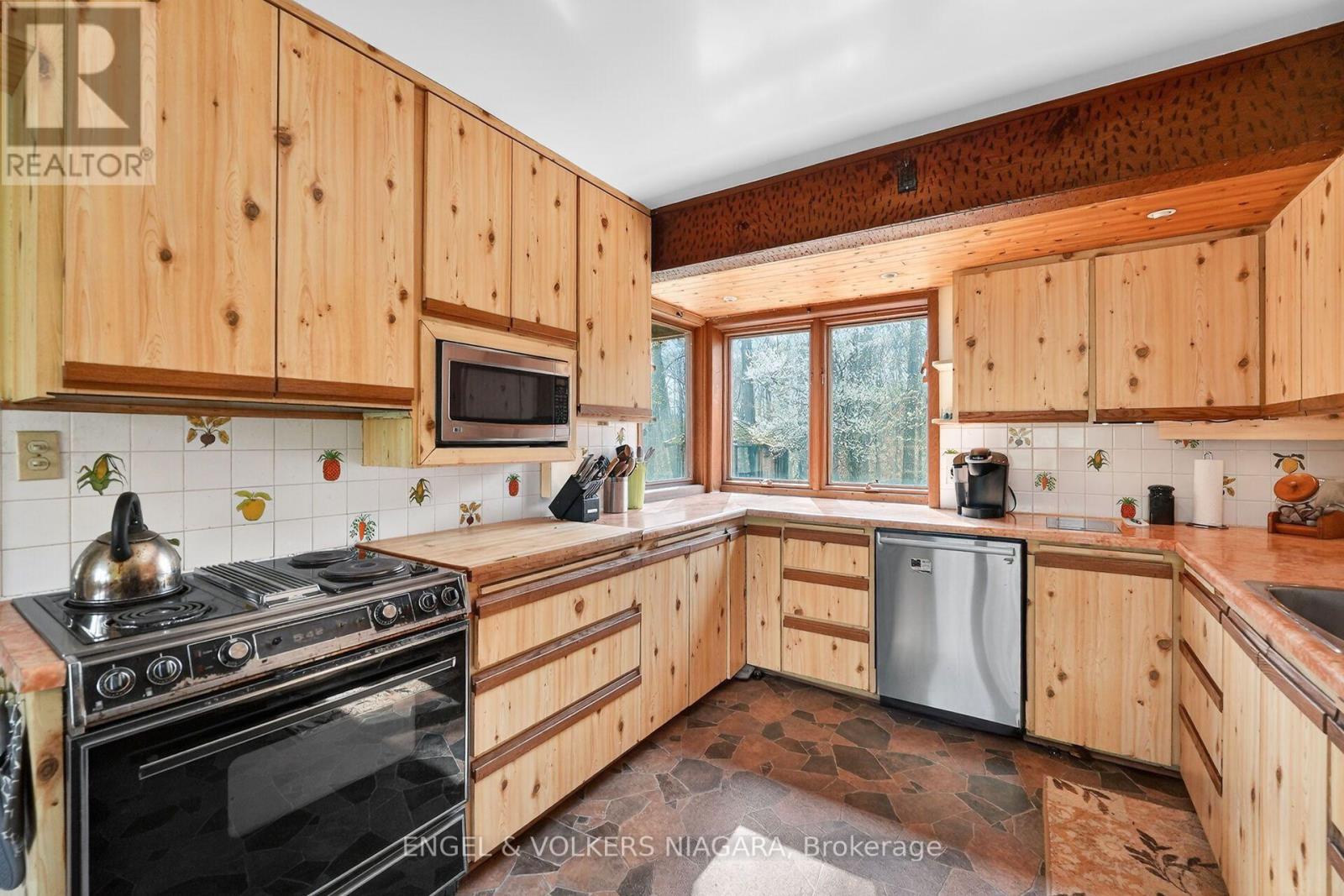 41 Park Road S Property Photo 12
