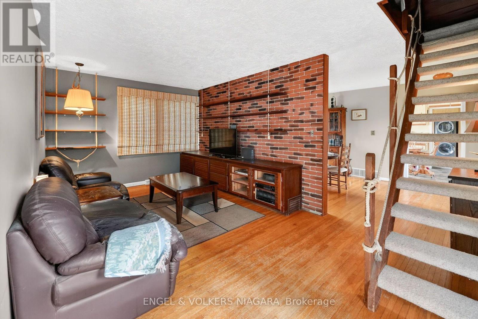 41 Park Road S Property Photo 15
