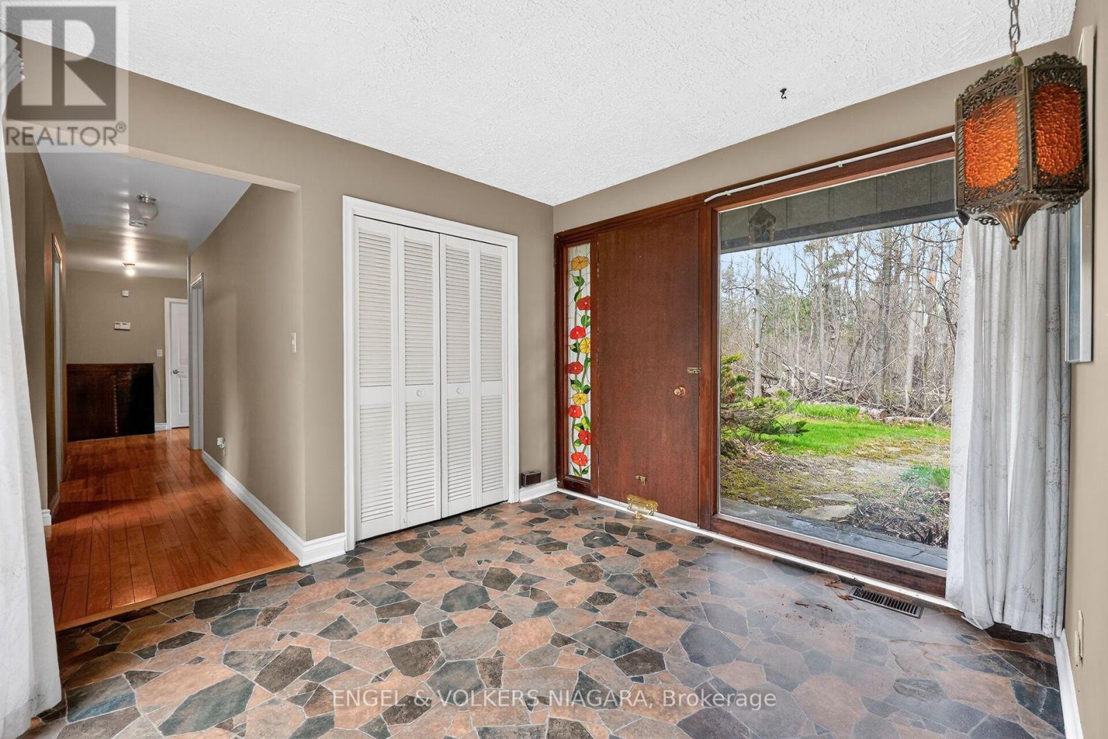 41 Park Road S Property Photo 16