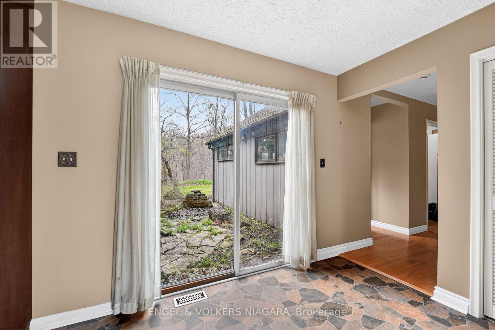 41 Park Road S Property Photo 17