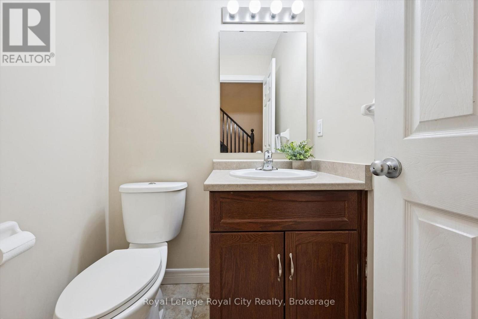 36 Oakes Crescent Property Photo 6
