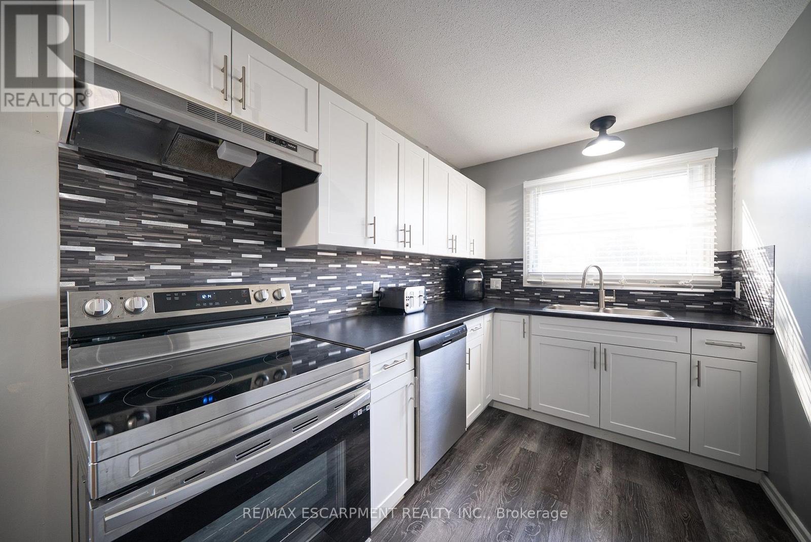 30 Lida Street Property Photo 8