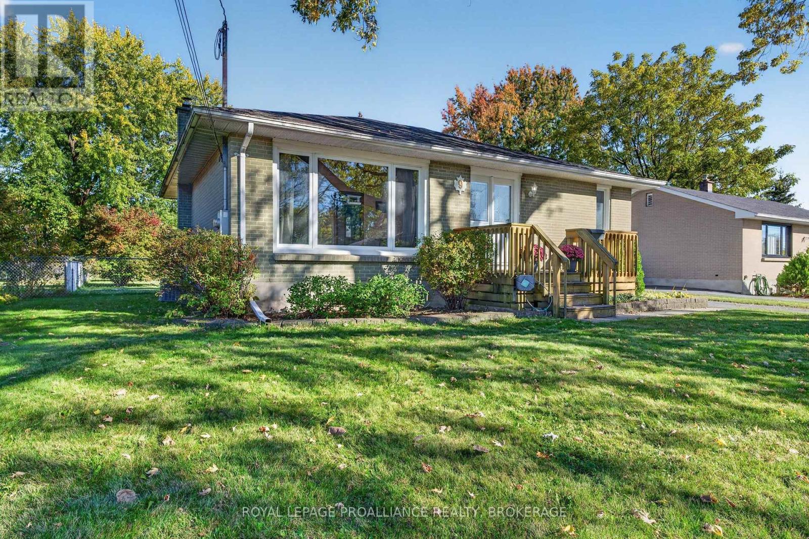 9 Henry Crescent Property Photo 2