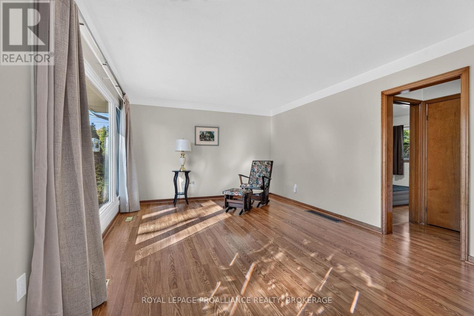 9 Henry Crescent Property Photo 5