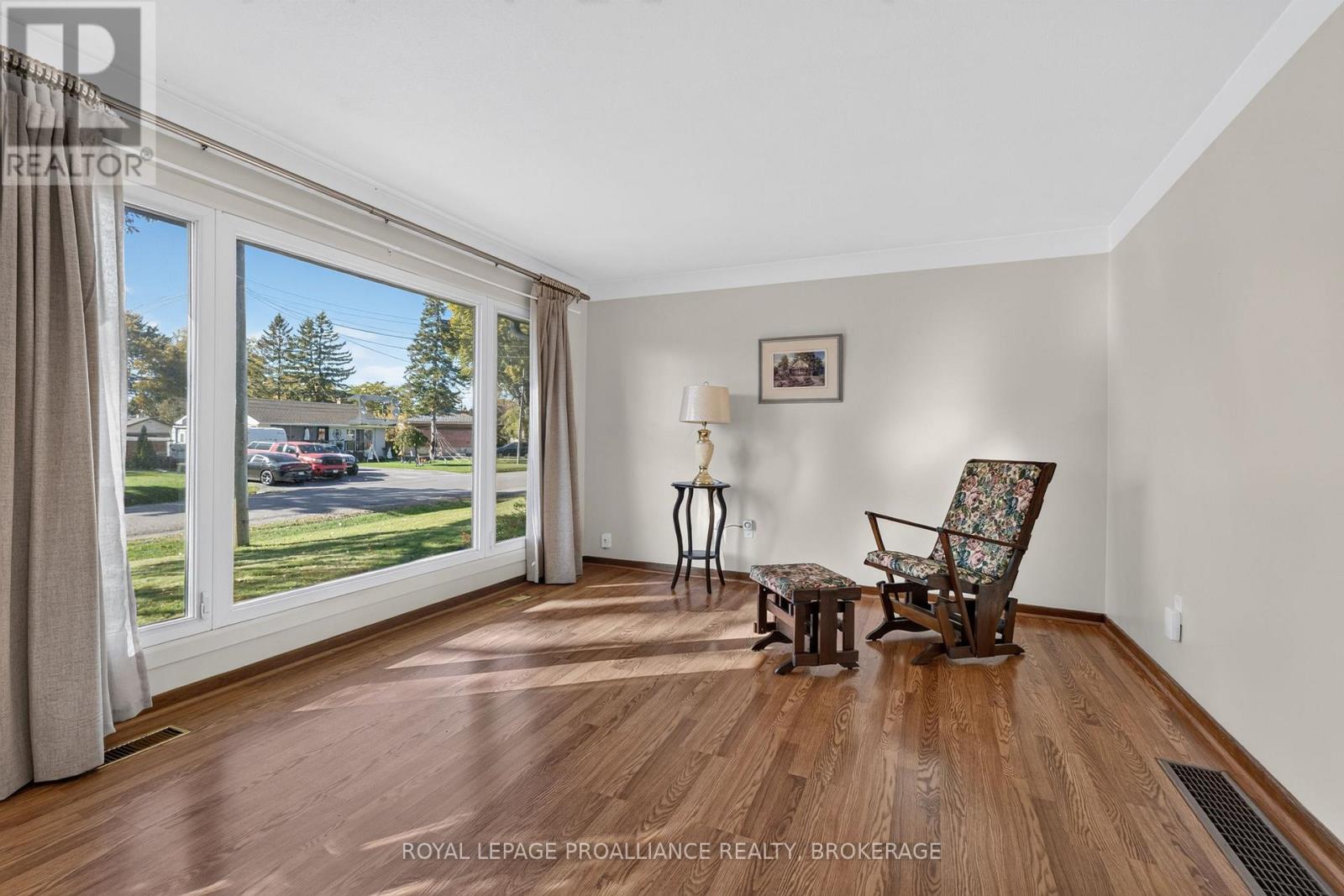 9 Henry Crescent Property Photo 6