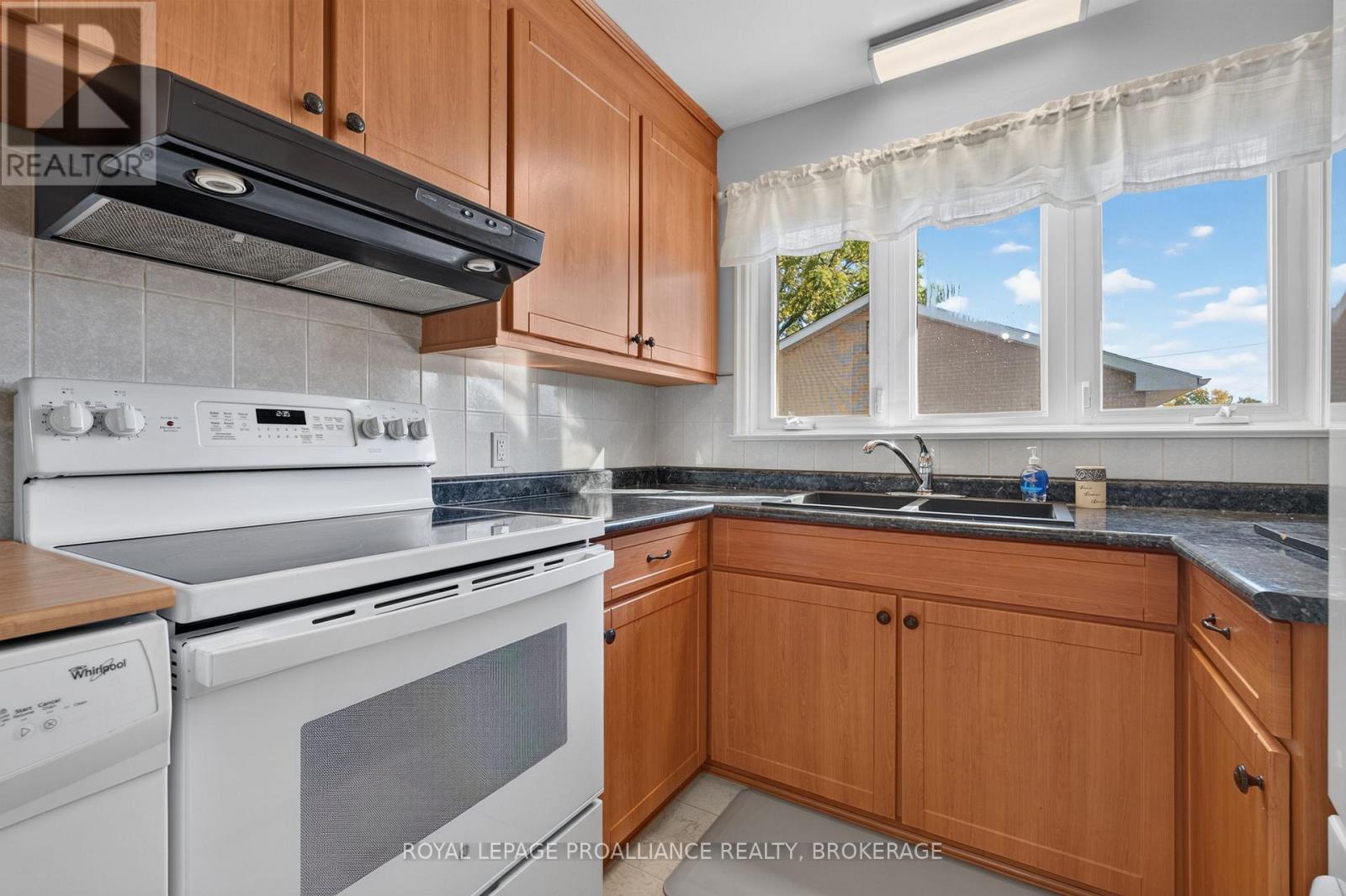 9 Henry Crescent Property Photo 10